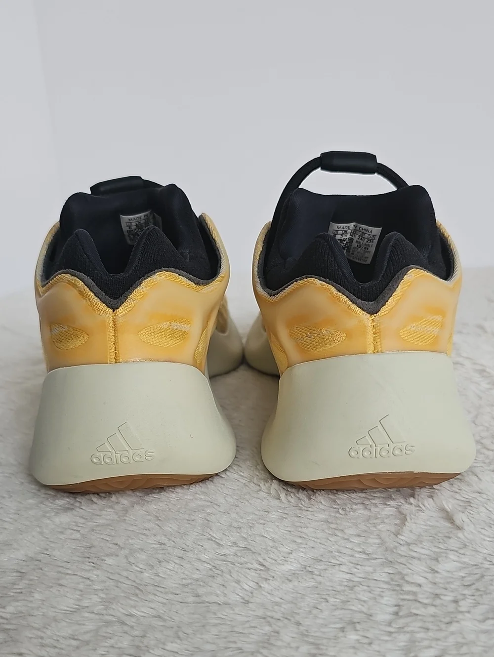 ​adidas Yeezy 700 V3 Mono Safflower HP5425 Men Size 6 Women 7